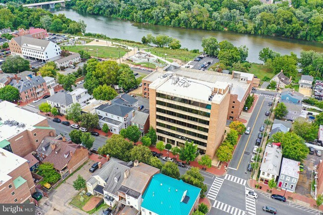 Building Photo - 611 Caroline St