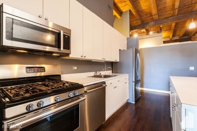 Foto del edificio - 1733 W Irving Park Rd