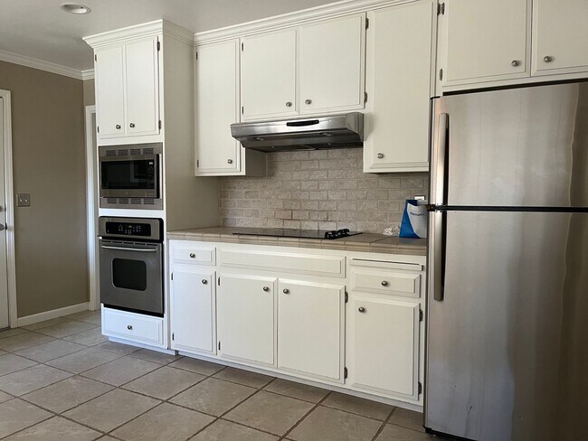Foto del edificio - 4 Bedroom Home in Quiet West Davis Cul-de-sac