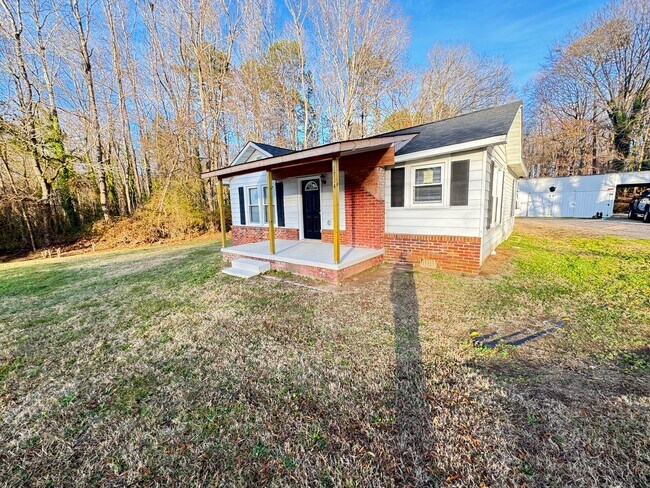 Building Photo - Fully Renovated 3bd/2ba House on Private L...