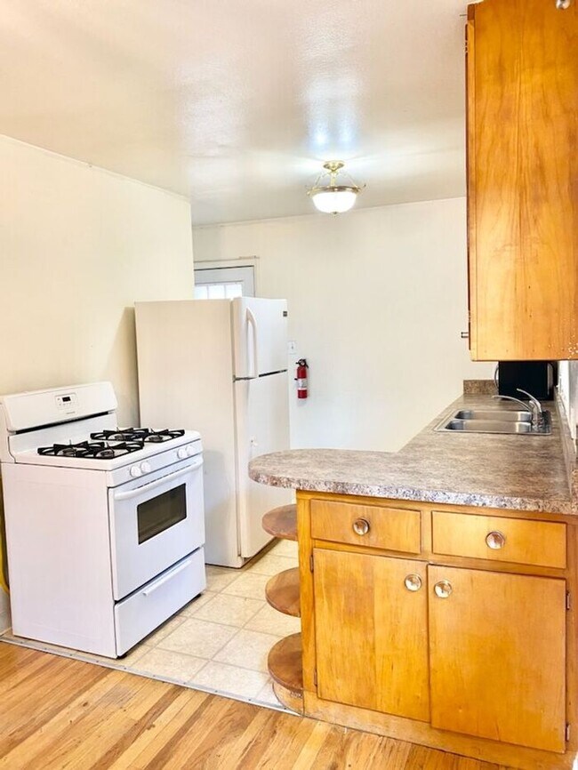 Foto del edificio - Super Cute 3 Bedroom 1 Bath House For Rent...