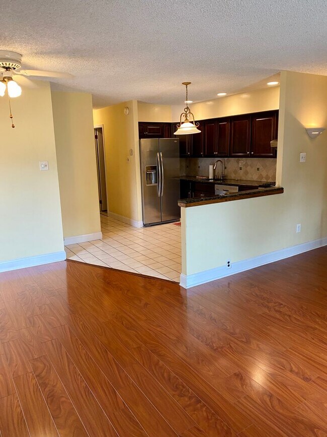 Building Photo - Spruce St 621 - “PM HOLD FUNDS $700.00 4/2...