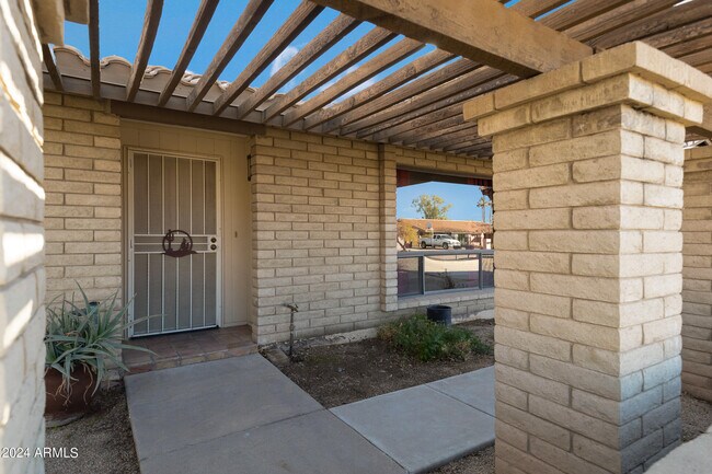 Building Photo - 1225 E Louis Way