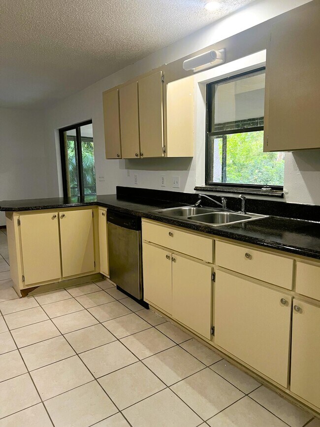 Foto del edificio - 8301 Kenwood Rd