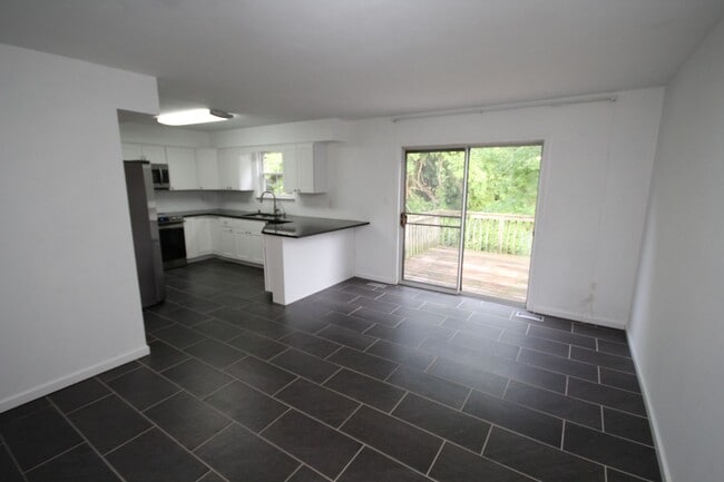 Foto del edificio - *Available Now* Upgraded End Unit Townhome...