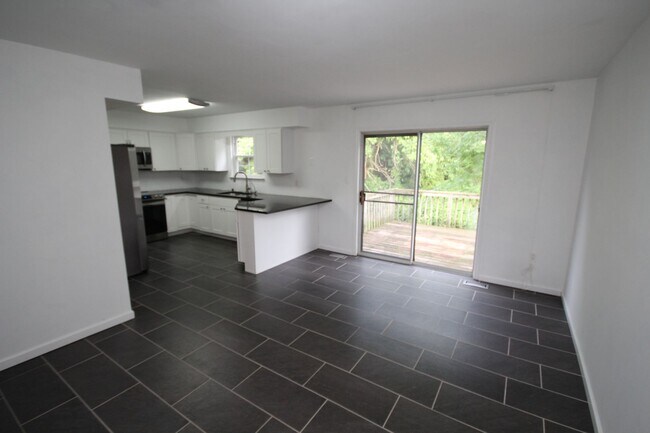 Foto del edificio - *Coming Soon*  Upgraded End Unit Townhome ...