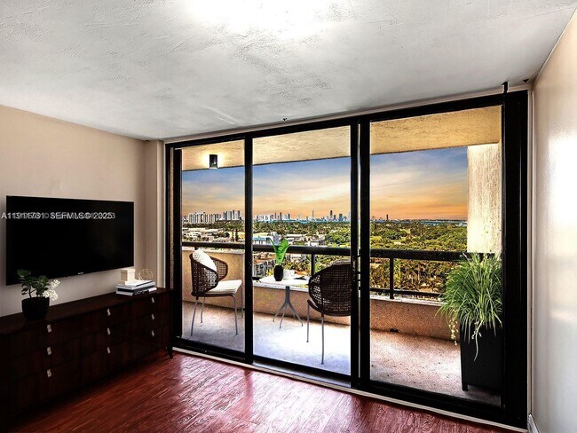 Foto del edificio - 2555 Collins Ave