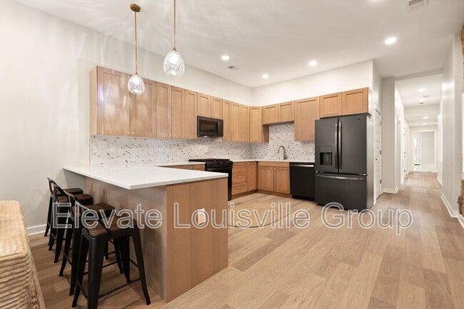 Building Photo - 825 E Chestnut St