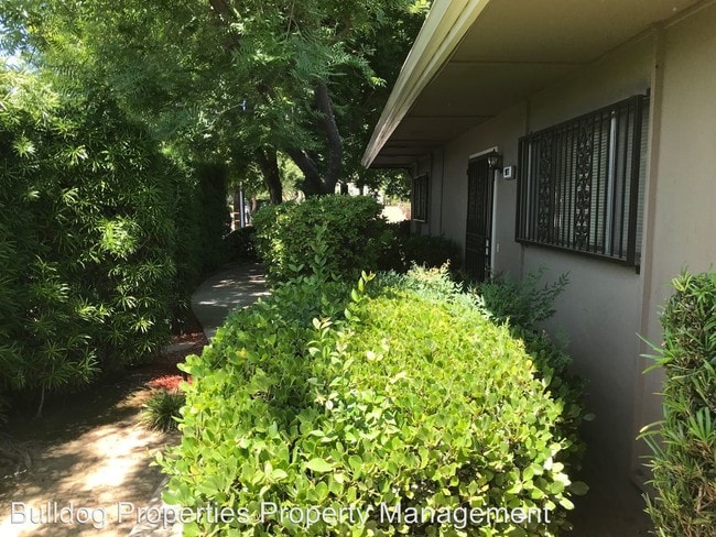 Building Photo - 917 E Ashlan Ave