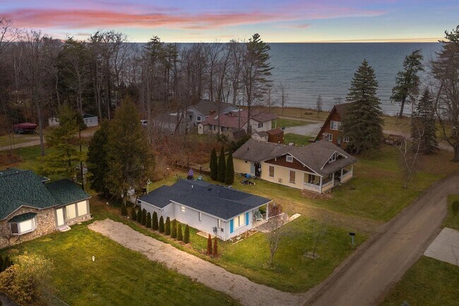 Foto del edificio - 7303 Hemlock Rd