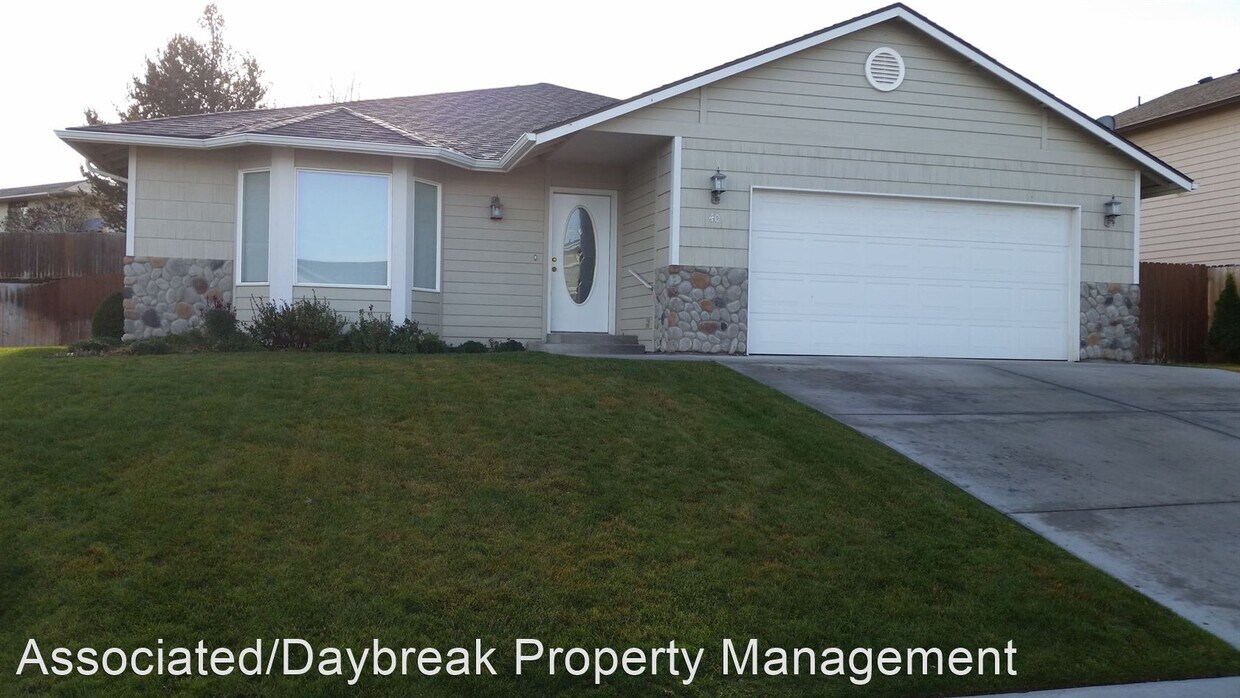 3 br, 2 bath House 40 Lyle Loop House Rental in Selah, WA