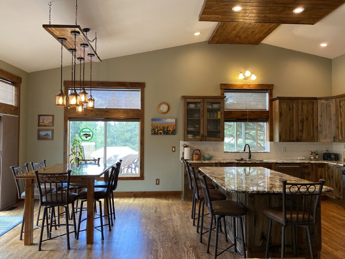 Foto principal - "Spacious 4-Bedroom Retreat with 3 Full Ba...