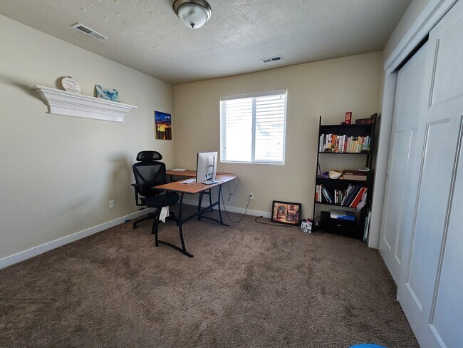 Building Photo - 1062 W Stonehaven Dr