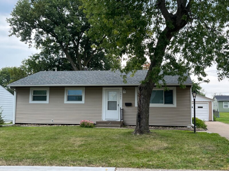 3021 Woodmayr Dr, Bettendorf, IA 52722 House Rental in Bettendorf, IA
