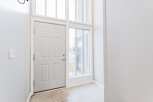 Foto del edificio - Price Improvement! Well Maintained Townhom...