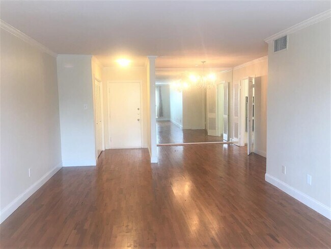 Building Photo - 2600 Bellefontaine