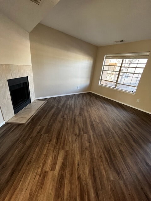Foto del edificio - Downtown 2bd Townhouse! Balcony, off-stree...