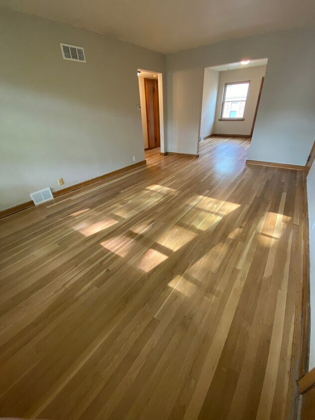 Foto principal - Comfortable 2-Bedroom Wauwatosa Apartment