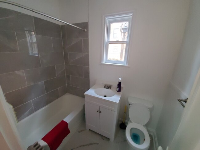 Building Photo - 166 E Pomfret St