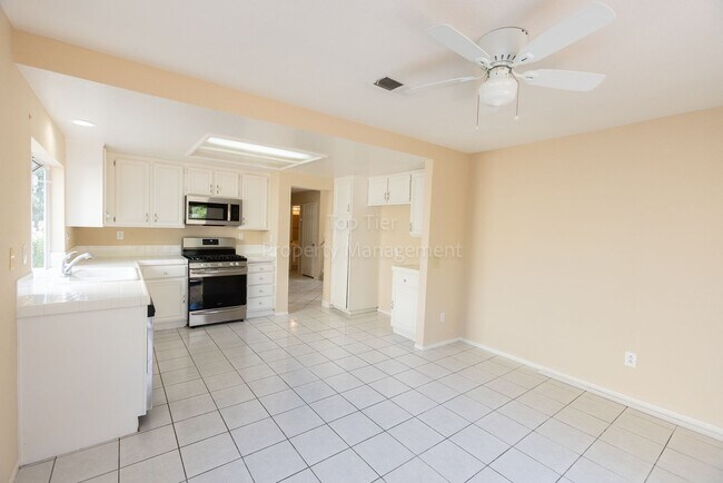 Foto del edificio - Beautiful 4 bed / 3 bath / 1,750 sqft Home...