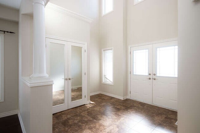 Building Photo - BEAUTIFUL FOUR BEDROOM HOME OFF WONDERLAND RD NORTH.