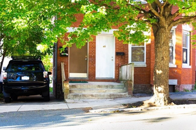 Building Photo - 40 Roslyn St