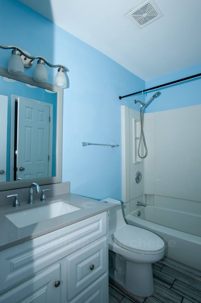 Building Photo - $1,489 – 2-bedroom, 2-bathroom house in Ch...