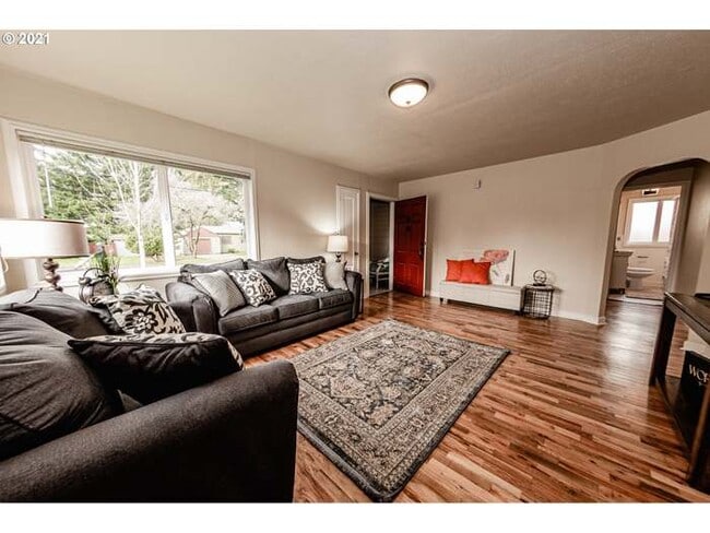 amplia sala de estar - 908 NE 114th Ave