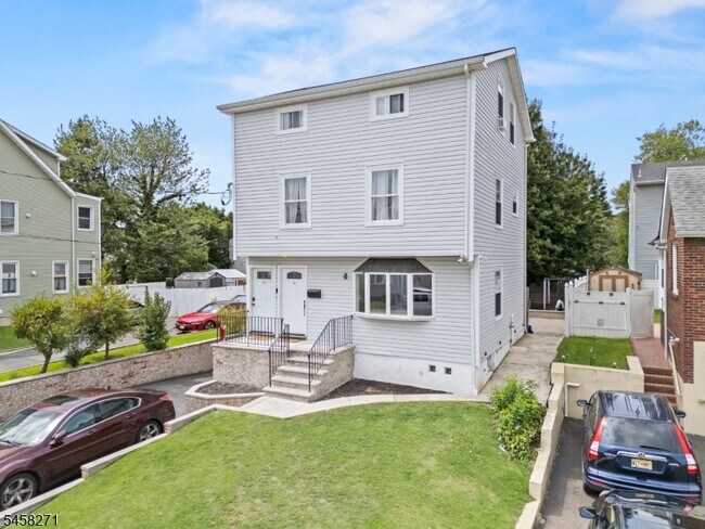 Foto del edificio - 97 Cedar Hill Ave