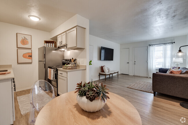 Kitchen/Dining Area - Apple Creek Stillwater