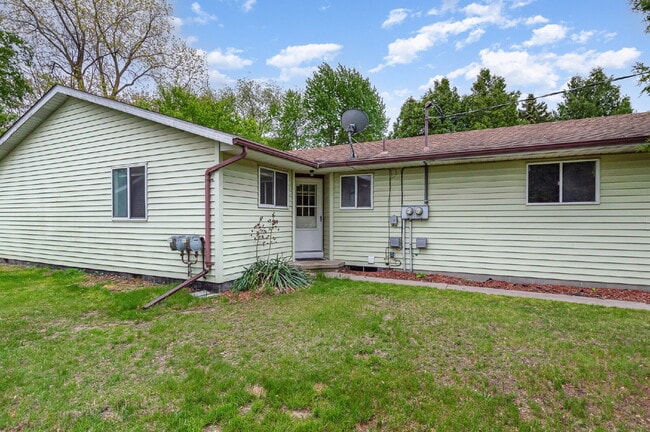 Building Photo - 2- Bedroom Duplex- Only $1100/Month!
