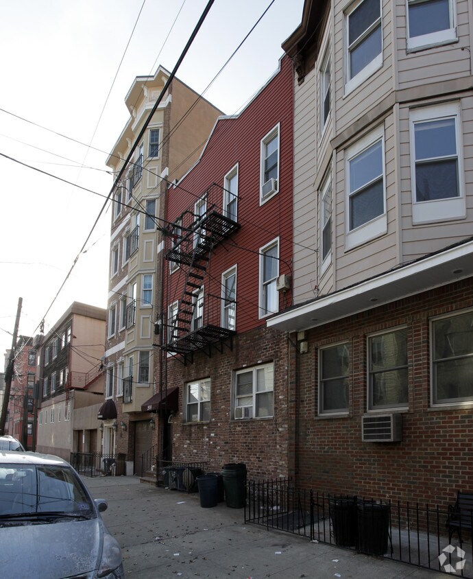 Building Photo - 208 Adams St