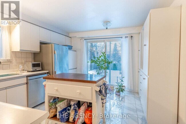 Building Photo - 65 Cloverdale Dr