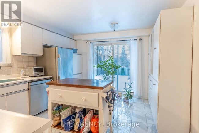 Photo du bâtiment - 65 Cloverdale Dr