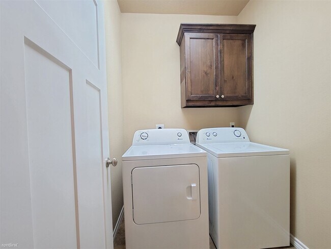 Foto del edificio - 4 br, 4 bath 4plex - 4168 Golden Eagle Dr B