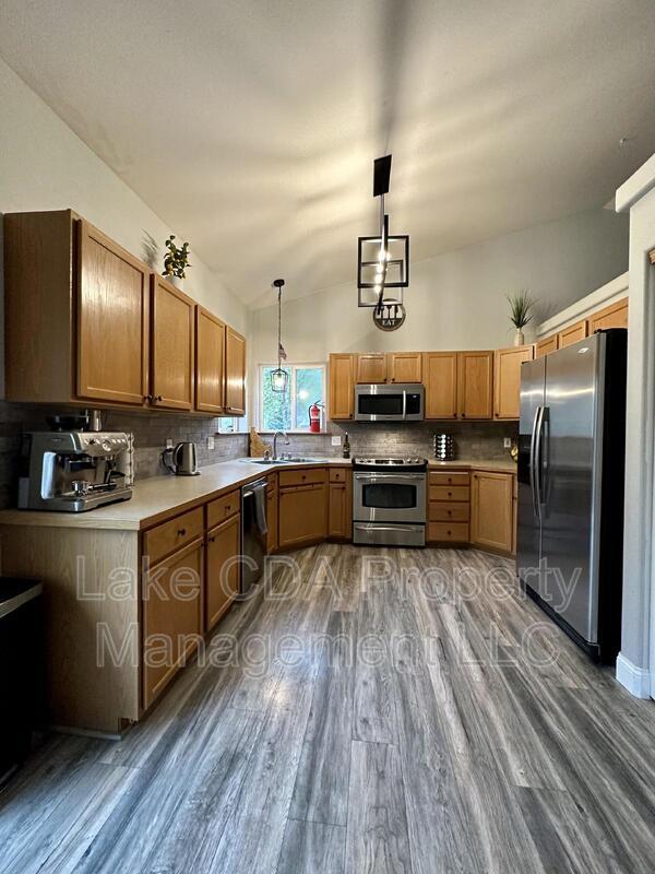 Building Photo - 2093 E Greenleaf Ln
