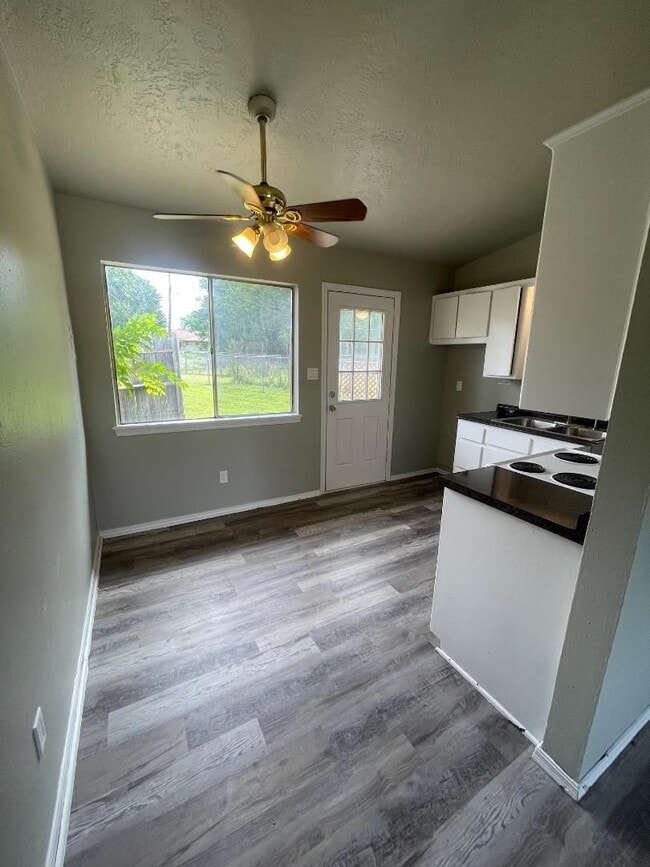 Building Photo - 911 Deonne Cir