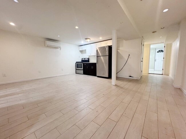 Building Photo - 10916 Woodley Ave