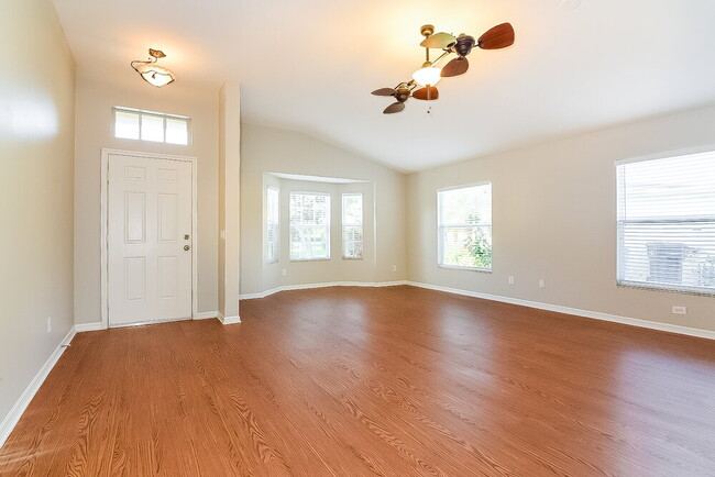Foto del edificio - 601 Straw Lake Dr
