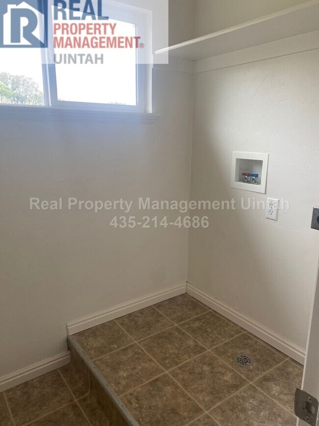 Foto del edificio - RENT AND DEPOSIT HAS BEEN REDUCED!! 2-bedroom, 2-bathroom Townhouse in SkyPark 1. IS OFFERING A $...