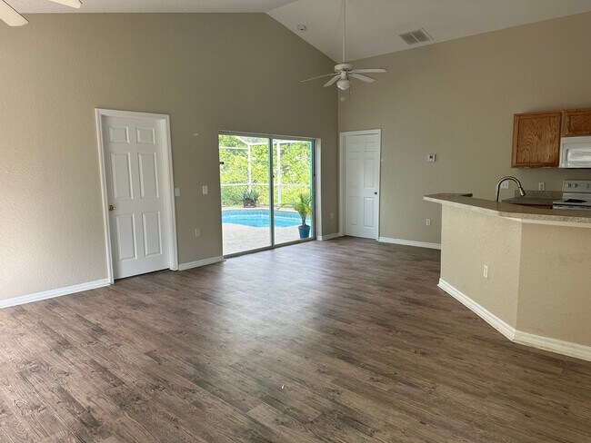 Building Photo - Large 4 Bed / 3 Bath Pool Home in Gated Co...