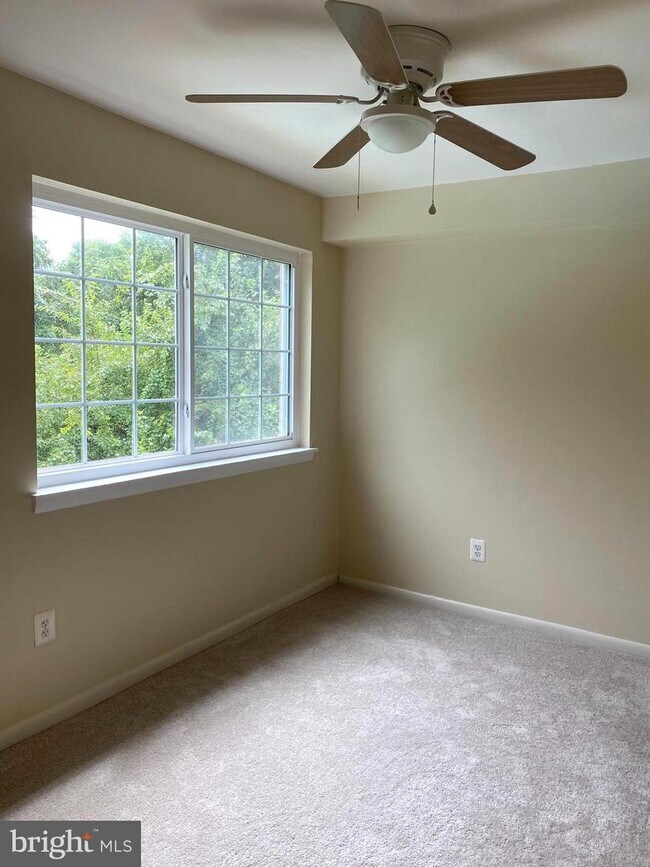 Building Photo - 1523 Colonial Dr