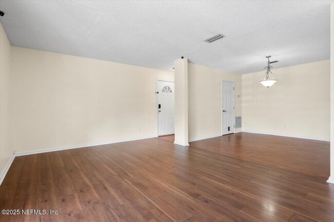 Foto del edificio - 3765 Crown Point Rd