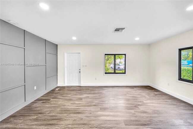 Foto del edificio - 915 NW 121st St