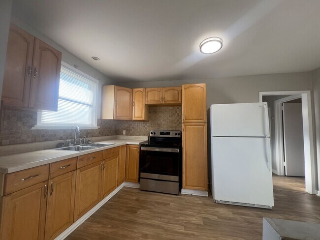 Building Photo - Recently Renovated 3-Bedroom Home in South...