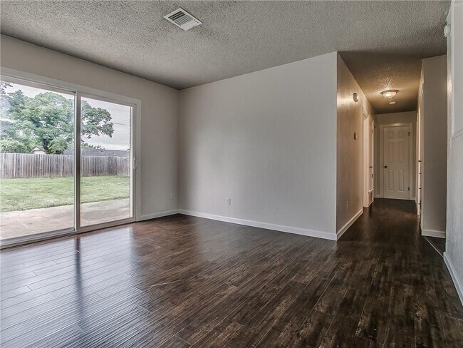 Foto del edificio - 9613 Rhythm Rd