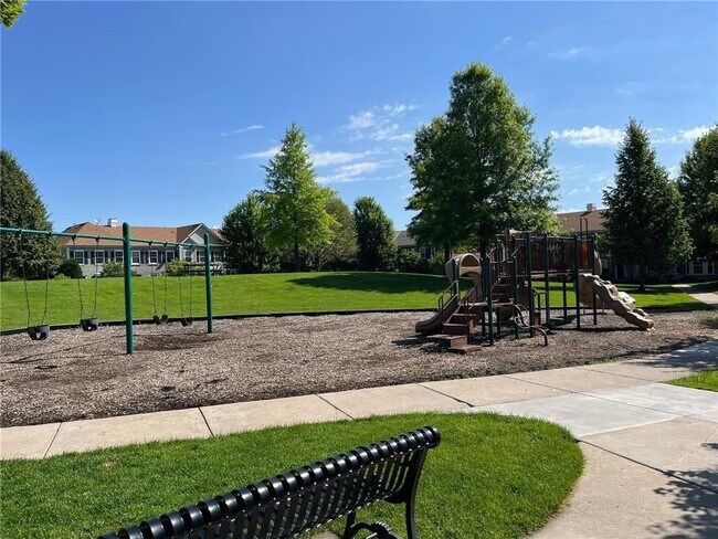 Foto del edificio - 7211 Jewel Ln N