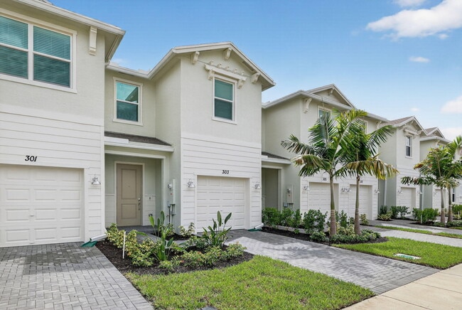 Building Photo - 303 SE Crossoak Ln