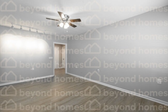 Building Photo - Recently renovated and highly desirable 3 ...