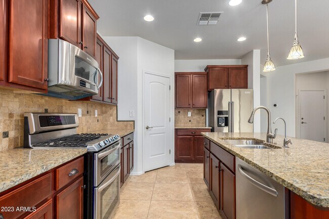 Foto del edificio - 26727 N 14th Ln